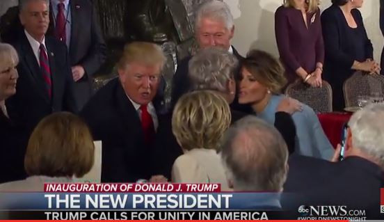 Ông Trump bắt tay đối thủ cũ Hillary Clinton trong tòa nhà ở Đồi Capitol sau lễ nhậm chức.