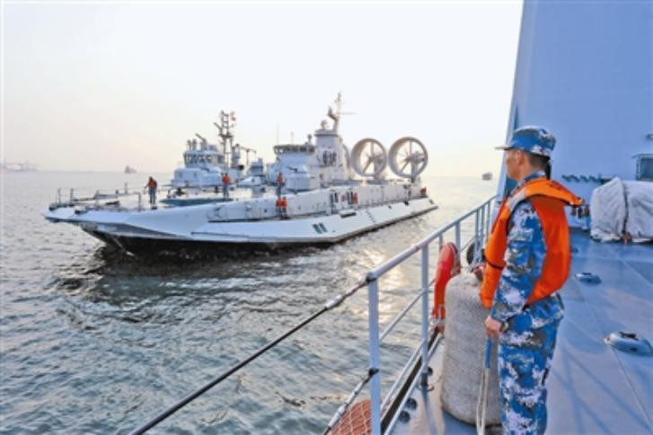 Tàu đổ bộ đệm khí Zubr trong cuộc diễn tập đánh chiếm đảo ở Biển Đông từ ngày 6 - 8/5/2016. Nguồn ảnh: Guancha.cn