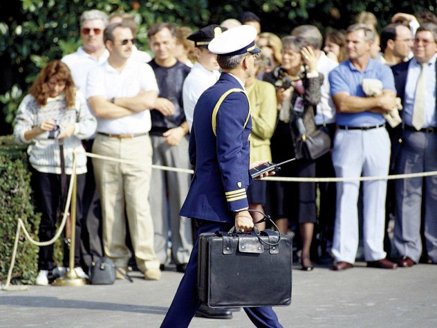 1 nhân viên sách cặp hạt nhân cho Tổng thống Mỹ Obama.