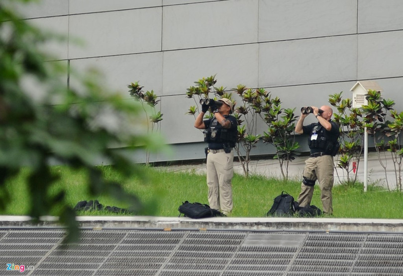 Ở các điểm cao, lực lượng đặc vụ dùng ống nhòm quan sát nhằm phát hiện sớm các mối nguy hiểm.