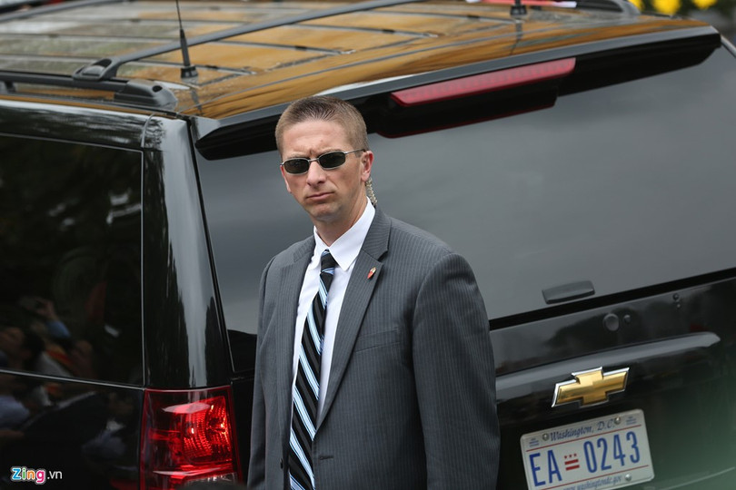 Bên cạnh đó, đội bảo vệ của tổng thống Obama cũng luôn giữ liên lạc với lực lượng bảo vệ tầm xa để ứng cứu khi cần thiết.