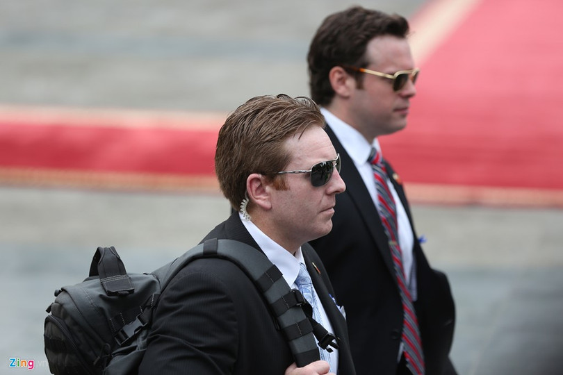 Đoàn vệ sĩ chuẩn bị an ninh tại Phủ Chủ tịch, các vệ sĩ đã có mặt để kiểm tra an ninh trước khi diễn ra lễ đón chính thức Tổng thống Obama theo nghi lễ Nhà nước.