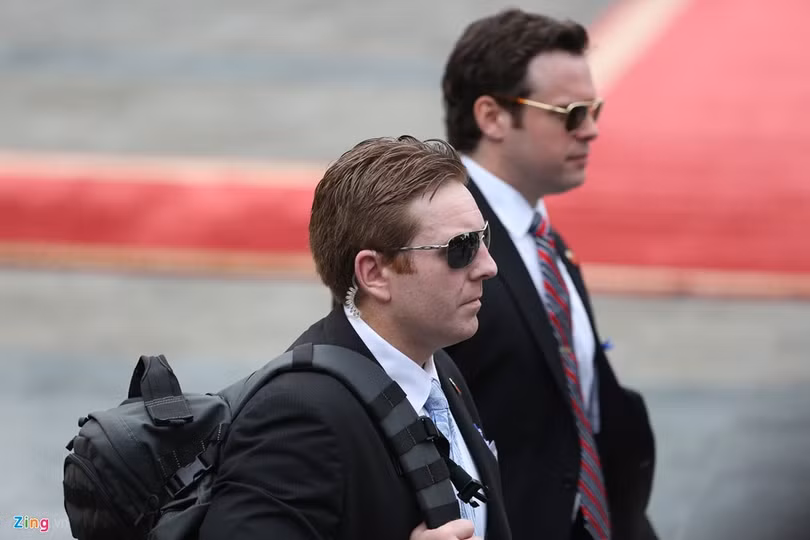 Đoàn vệ sĩ chuẩn bị an ninh tại Phủ Chủ tịch, các vệ sĩ đã có mặt để kiểm tra an ninh trước khi diễn ra lễ đón chính thức Tổng thống Obama theo nghi lễ Nhà nước.