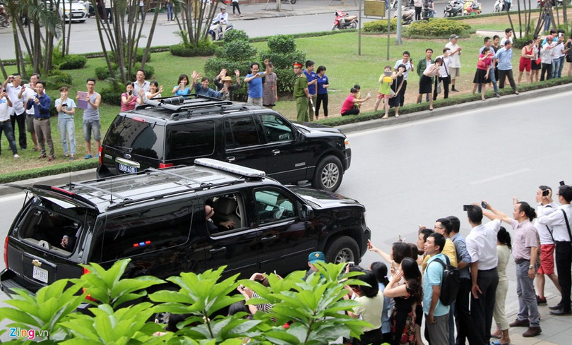 Đặc biệt khi di chuyển trên đường phố, cửa kính luôn mở, họ thay nhau quan sát tứ phía.