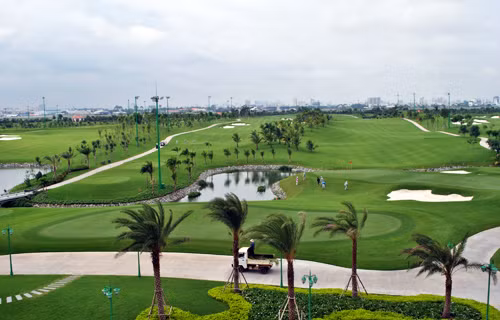 Sân golf rộng 157 ha trong sân bay Tân Sơn Nhất. Ảnh: Mạnh Tùng.