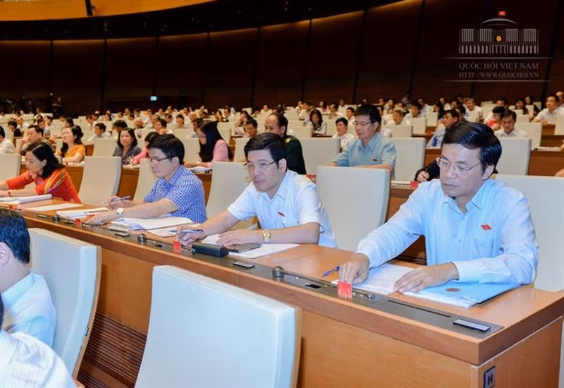 Các đại biểu Quốc hội biểu quyết thông qua Nghị quyết - Ảnh: Cổng TTĐT Quốc hội