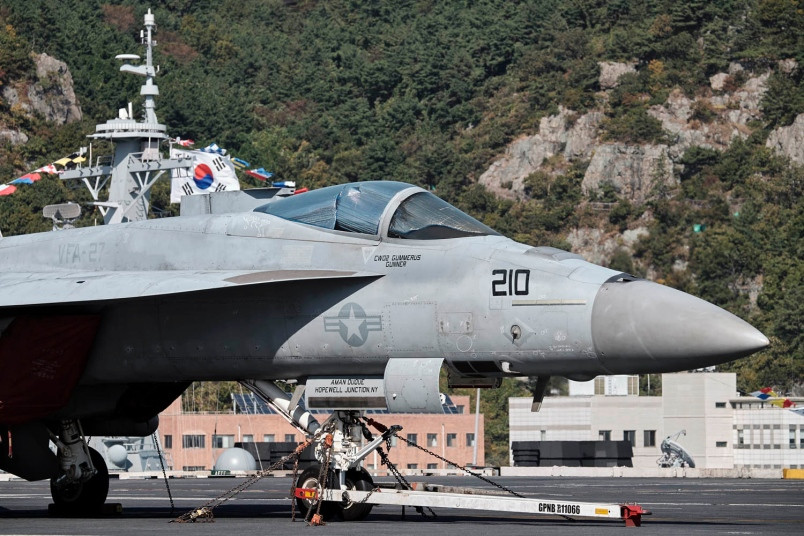 Máy bay chiến đấu trên tàu sân bay USS Ronald Reagan.