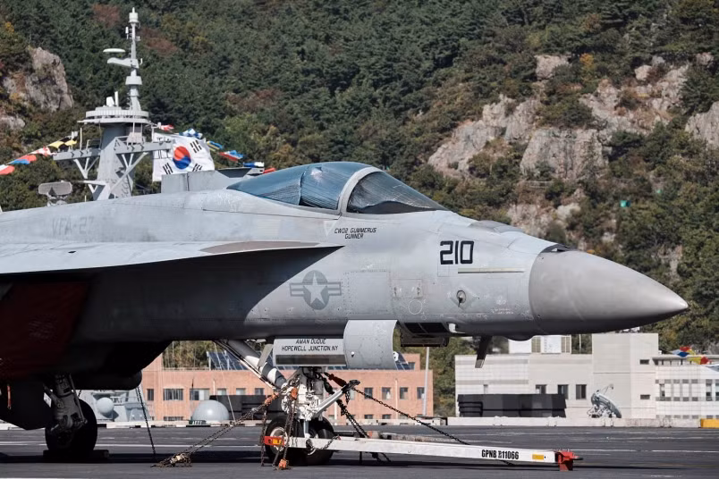 Máy bay chiến đấu trên tàu sân bay USS Ronald Reagan.