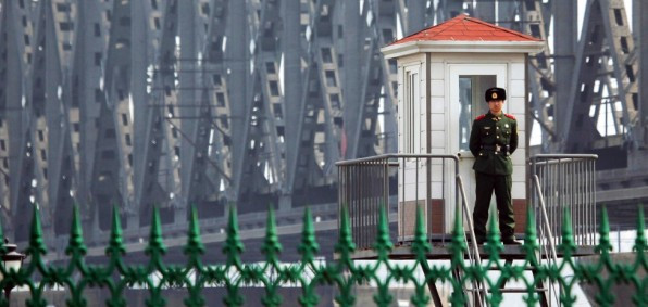 Một binh sỹ của quân đội Bắc Triều Tiên đang đứng gác gần biên giới Trung - Triều.