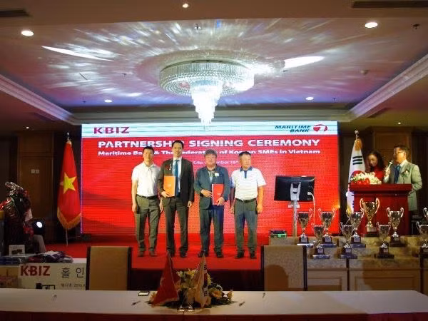 Lãnh đạo hai bên tham gia ký kết. (Nguồn: Maritime Bank)