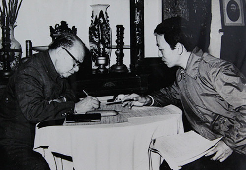 Ông Phan Diễn (phải) thời còn trong tổ giúp việc cho Tổng bí thư Trường Chinh. Ảnh:Nhân vậtcung cấp. Ông Phan Diễn (phải) thời còn trong tổ giúp việc cho Tổng bí thư Trường Chinh. Ảnh:Nhân vậtcung cấp.