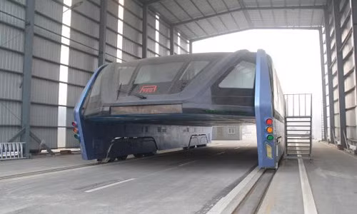 Chiếc xe đang nằm bất động do cạn vốn. Ảnh:The Paper. Chiếc xe đang nằm bất động do cạn vốn. Ảnh:The Paper.