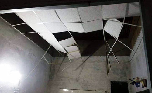 La phông nhà dân bị sập sau vụ nổ. Ảnh: A.X