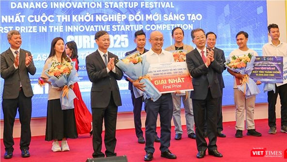 Bí thư Thành uỷ Đà Nẵng Nguyễn Văn Quảng và Thứ trưởng Bộ KH&CN Hoàng Minh trao Giải Nhất cuộc thi Khởi nghiệp đổi mới sáng tạo Đà Nẵng 2025.