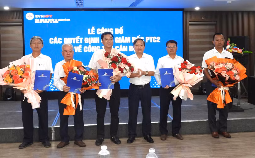 Lãnh đạo PTC2 trao quyết định và tặng hoa chúc mừng cán bộ Đội Truyền tải điện Quảng Trị được bổ nhiệm