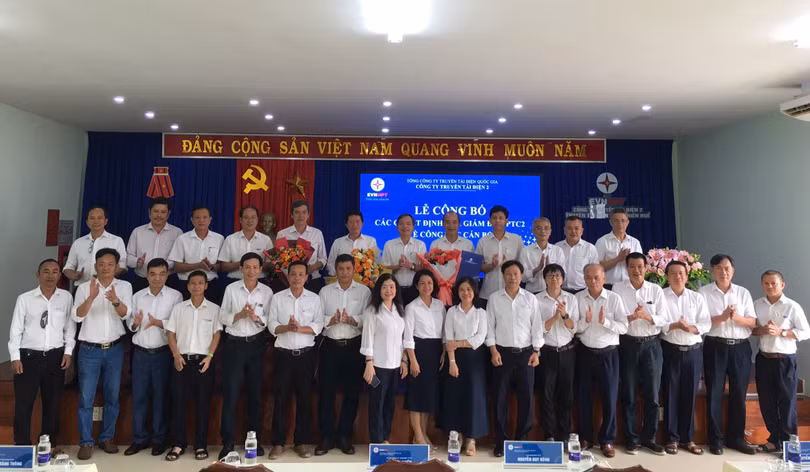 Lãnh đạo PTC2 trao quyết định và tặng hoa chúc mừng cán bộ Đội Truyền tải điện Huế được bổ nhiệm