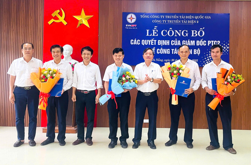 Lãnh đạo PTC2 trao quyết định và tặng hoa chúc mừng cán bộ Đội Truyền tải điện Đà Nẵng được bổ nhiệm