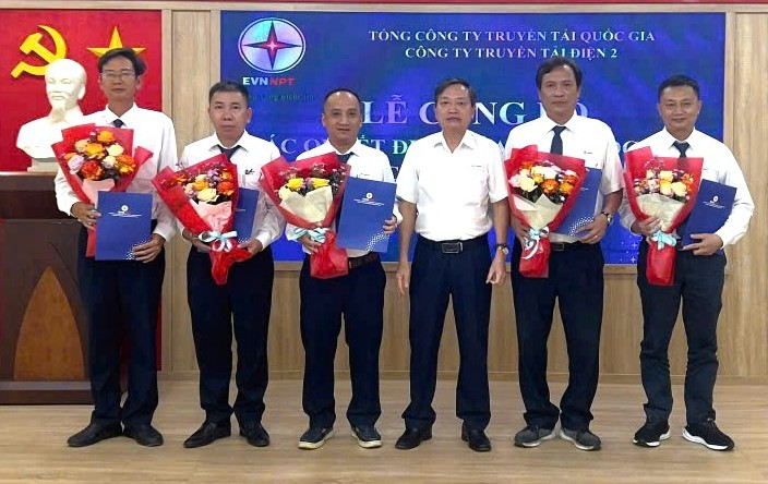 Lãnh đạo PTC2 trao quyết định và tặng hoa chúc mừng cán bộ Đội Truyền tải điện Quảng Ngãi được bổ nhiệm