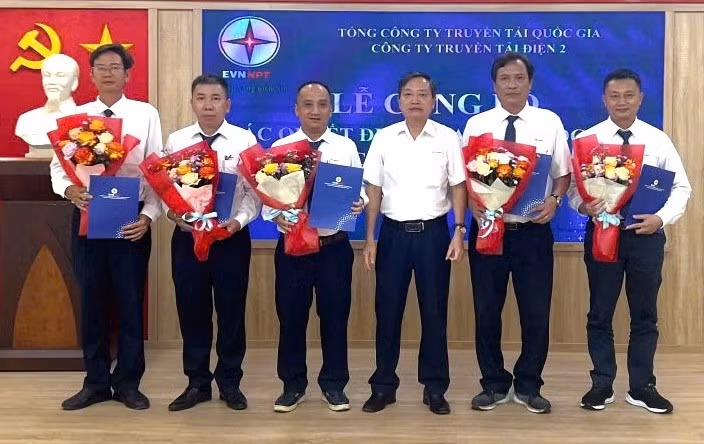 Lãnh đạo PTC2 trao quyết định và tặng hoa chúc mừng cán bộ Đội Truyền tải điện Quảng Ngãi được bổ nhiệm