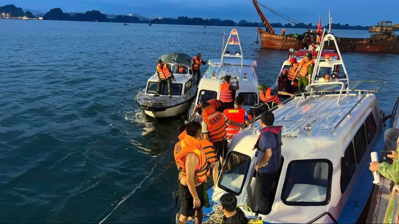 Công tác tìm kiếm cứu hộ cứu nạn trên Vịnh Hạ Long vẫn đang được triển khai. Ảnh: Cổng thông tin điện tử Quảng Ninh.