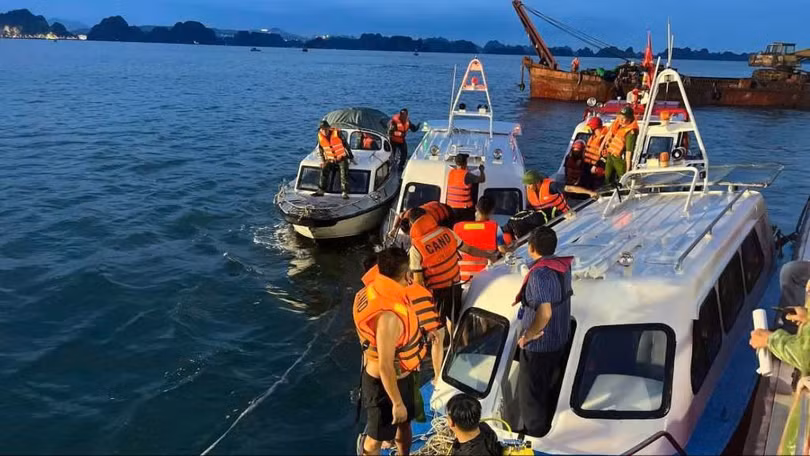 Công tác tìm kiếm cứu hộ cứu nạn trên Vịnh Hạ Long vẫn đang được triển khai. Ảnh: Cổng thông tin điện tử Quảng Ninh.