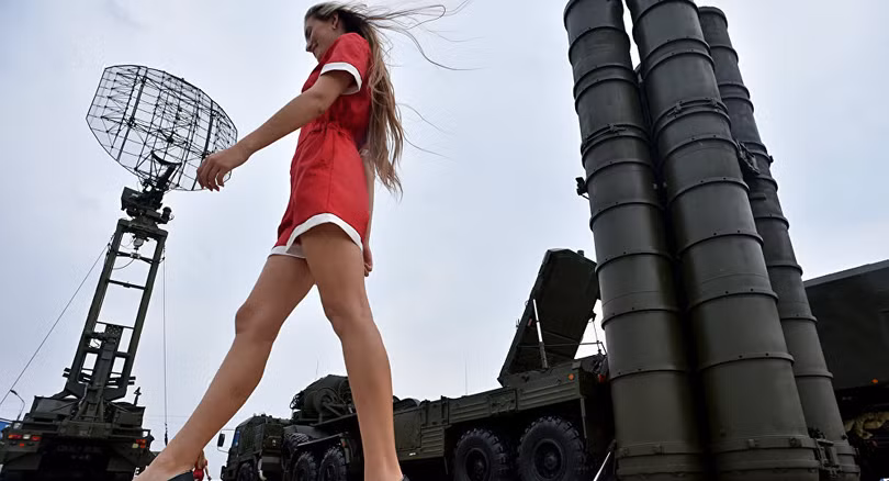 Các hệ thống phòng không S-400 do Nga sản xuất, quảng bá.