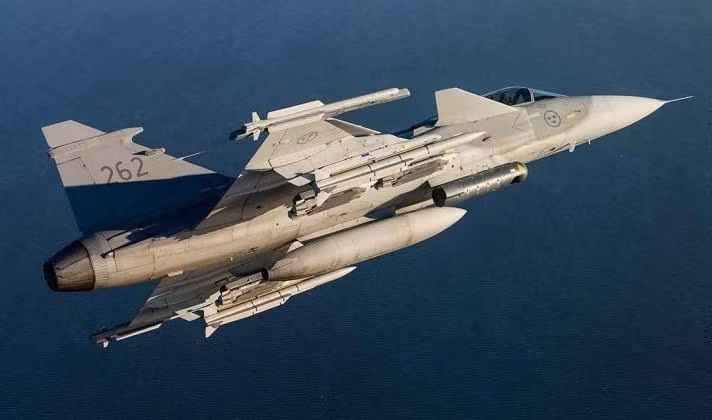 Máy chiến đấu Gripen được trang bị tên lửa Meteor (Ảnh: Military Watch Magazine)