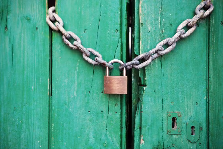 Bộ phận an ninh mạng được giao nhiệm vụ bảo mật dữ liệu (Ảnh: Make Use Of)