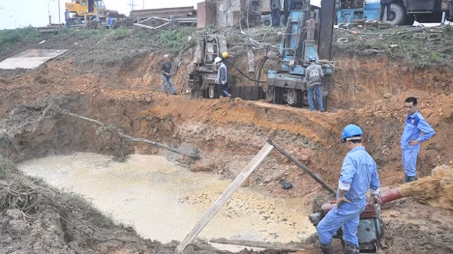 Hiện trường đường ống cấp nước sông Đà đã vỡ lần thứ 9. Trong ảnh: công nhân khắc phục sự cố vỡ đường ống 