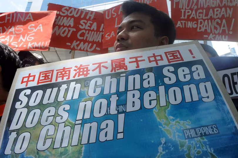 Người dân Philippines biểu tình trước lãnh sự quán Trung Quốc - Ảnh: AFP