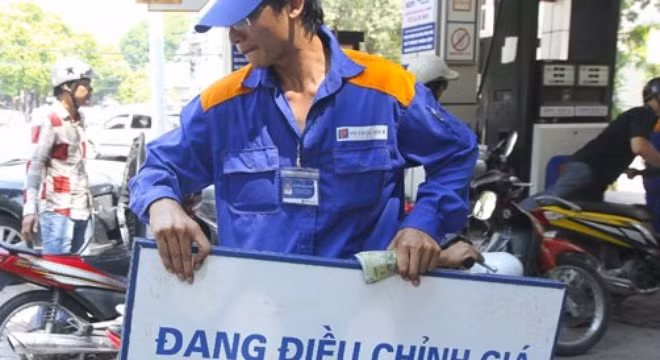 Giá xăng có thể giảm 700-800 đồng/lít ?