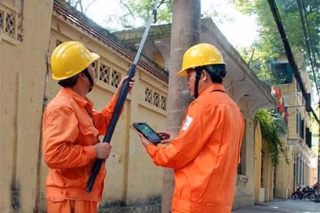 EVN Hà Nội sử dụng bộ thiết bị. Nguồn ảnh: evnhanoi.vn