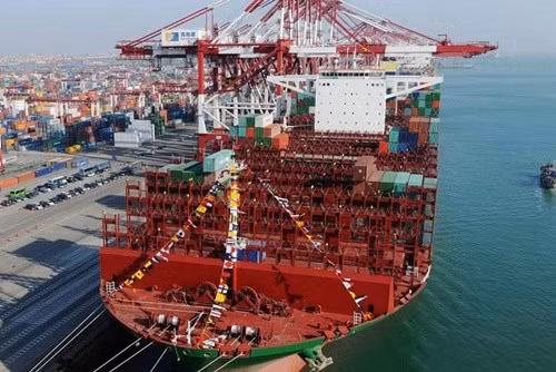 Một tàu vận tải khổng lồ của công ty China Shipping Container Lines - Ảnh: AFP