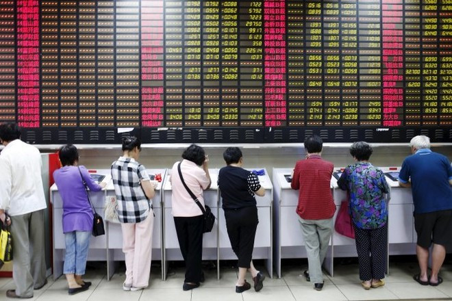 Các nhà đầu tư Trung Quốc ở Thượng Hải theo dõi diễn biến thị trường chứng khoán - Ảnh: Reuters