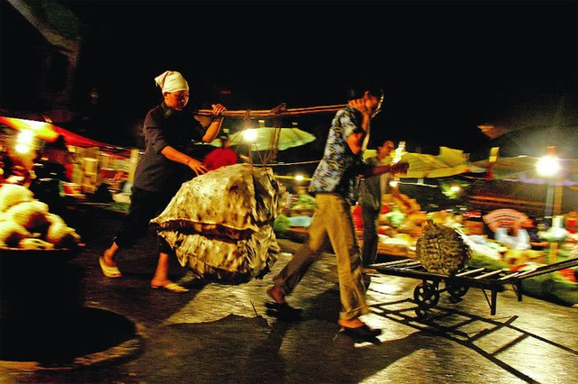 Bộ Công Thương khi quy hoạch chợ đến năm 2020, tầm nhìn 2030 nêu rõ sẽ xoá bỏ chợ đầu mối Long Biên, trong khi Sở Công Thương Hà Nội khẳng định không hề có chuyện như vậy.