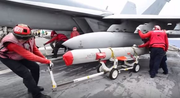 Hải quân Mỹ phô diễn vũ khí, tài sản trên tàu sân bay trong tập trận gần Biển Đông.