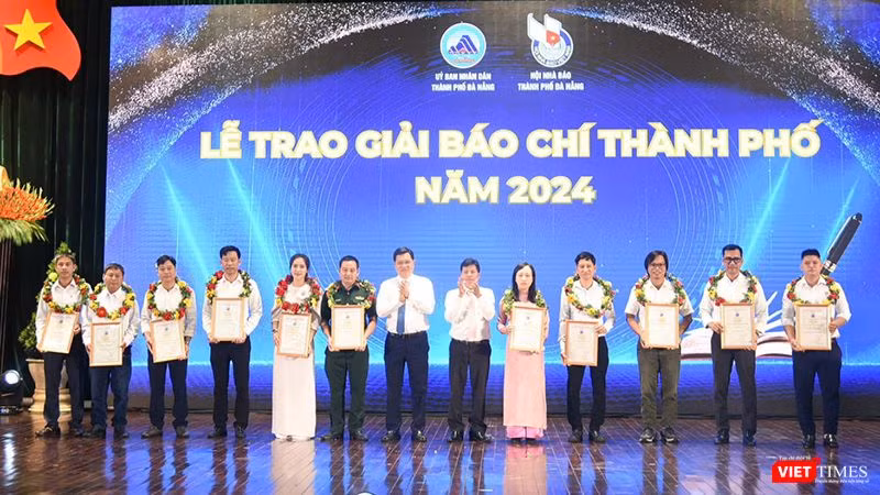 Tại lễ kỷ niệm, Ban tổ chức đã trao giải báo chí thành phố cho các tác giả, nhóm tác giả có tác phẩm xuất sắc.