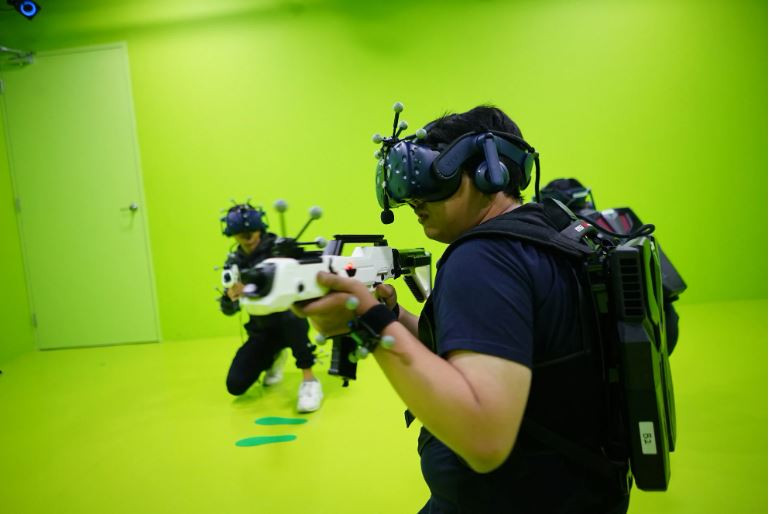 Một người đàn ông cầm súng khi chơi trò chơi tại một địa điểm Sandbox VR ở Jakarta vào tháng 3. 18, 2019 (Ảnh: SCMP) Một người đàn ông cầm súng khi chơi trò chơi tại một địa điểm Sandbox VR ở Jakarta vào tháng 3. 18, 2019 (Ảnh: SCMP)