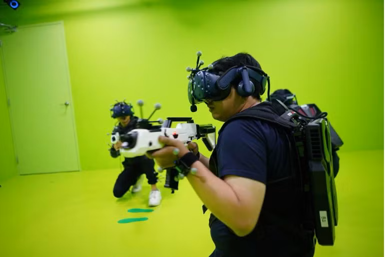 Một người đàn ông cầm súng khi chơi trò chơi tại một địa điểm Sandbox VR ở Jakarta vào tháng 3. 18, 2019 (Ảnh: SCMP)