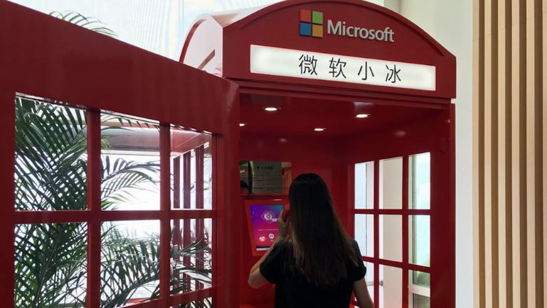 Một người dùng dùng thử Xiaoice, một chatbot của Microsoft tại Trung Quốc vào năm 2018 (Ảnh: SCMP) Một người dùng dùng thử Xiaoice, một chatbot của Microsoft tại Trung Quốc vào năm 2018 (Ảnh: SCMP)