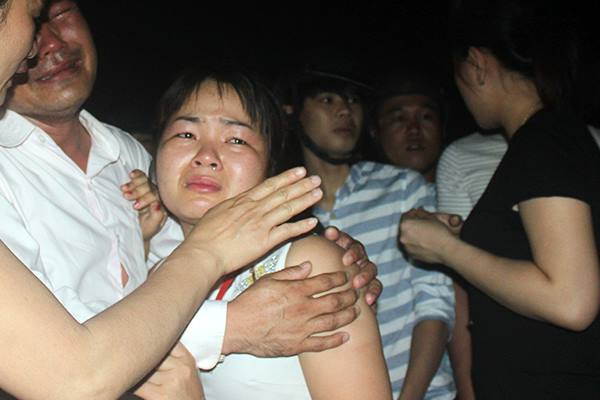 Chị Huyền (áo trắng), một du khách người miền Bắc cho hay, có 19 người trên tàu là cùng một gia đình. Ảnh:Nguyễn Đông.