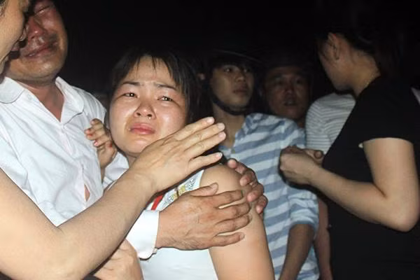 Chị Huyền (áo trắng), một du khách người miền Bắc cho hay, có 19 người trên tàu là cùng một gia đình. Ảnh:Nguyễn Đông. Chị Huyền (áo trắng), một du khách người miền Bắc cho hay, có 19 người trên tàu là cùng một gia đình. Ảnh:Nguyễn Đông.