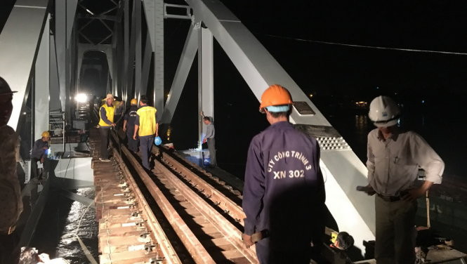 Các kỹ sư rà soát kỹ thuật lần cuối trước khi thử tải tàu hàng trên cầu Ghềnh mới lúc 0g ngày 25-6 - Ảnh: ĐỨC TRONG