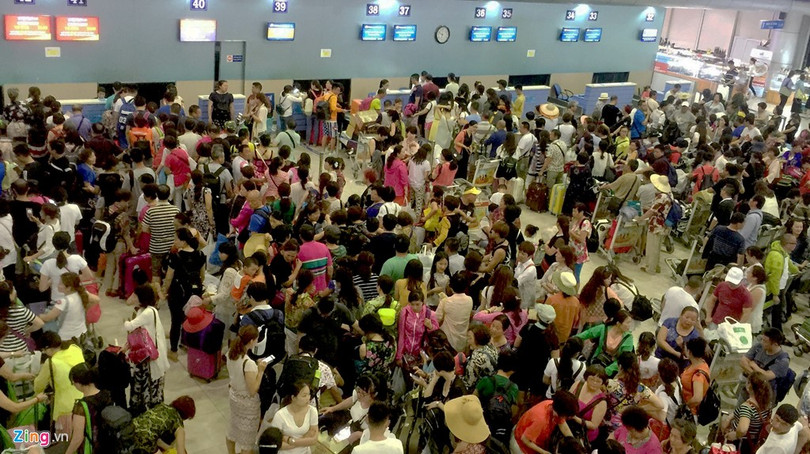Du khách Trung Quốc đông nghẹt chờ làm thủ tục rời sân bay Cam Ranh về nước trong đêm. "Hàng ngày có từ 7 đến 10 chuyến bay (mỗi chuyến chở 150 đến 180 người) đưa hàng nghìn du khách Trung Quốc đến Cam Ranh tham quan, đông nhất từ 22h đến 6h sáng hôm sau đã gây nhiều khó khăn cho đội ngũ cán bộ làm thủ tục nhập cảnh và bảo vệ an ninh", vị lãnh đạo Cảng hàng không này nói.