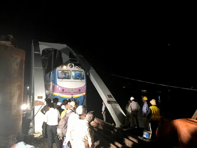 Sau khi tàu dừng lại, các kỹ sư kiểm tra từng thanh ray, đo thử tải... rồi cho tàu di chuyển ngược lại để kiểm tra các thông số kỹ thuật -Ảnh: Sơn Định