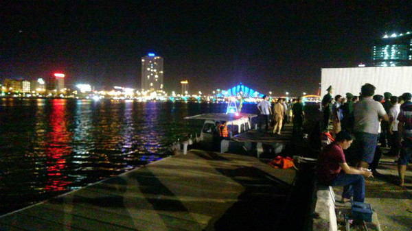 Lực lượng chức năng cùng nhiều người dân túc trựctheo dõi việc cứu hộ. Ảnh:Nguyễn Đông.