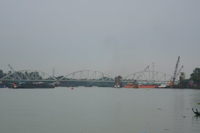 Toàn cảnh cầu Ghềnh mới chỉ còn 3 nhịp, nhìn gọn hơn cầu cũ - Ảnh: H.M