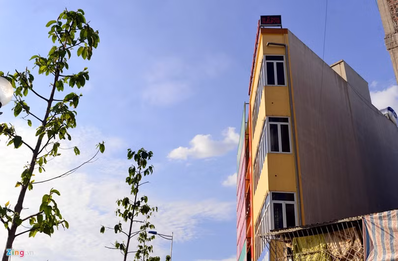 Một ngôi nhà hình tam giác có cạnh hẹp nhất chỉ 1 mét.