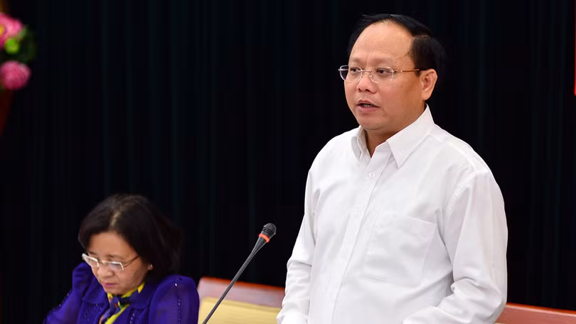 Ông Tất Thành Cang - phó bí thư thường trực Thành ủy TP.HCM trả lời câu hỏi của các cơ quan báo chí tại họp báo - Ảnh: QUANG ĐỊNH