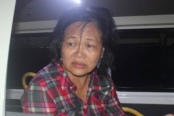 Một du khách người Hàn Quốcđược cứu lên bờ từ con tàu lật. Gương mặt bà thất thần khi được các bác sĩ chăm sócẢnh: Nguyễn Đông.